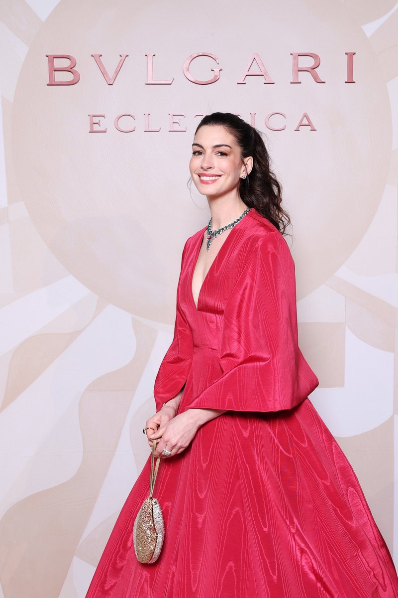 Anne Hathaway tweet media