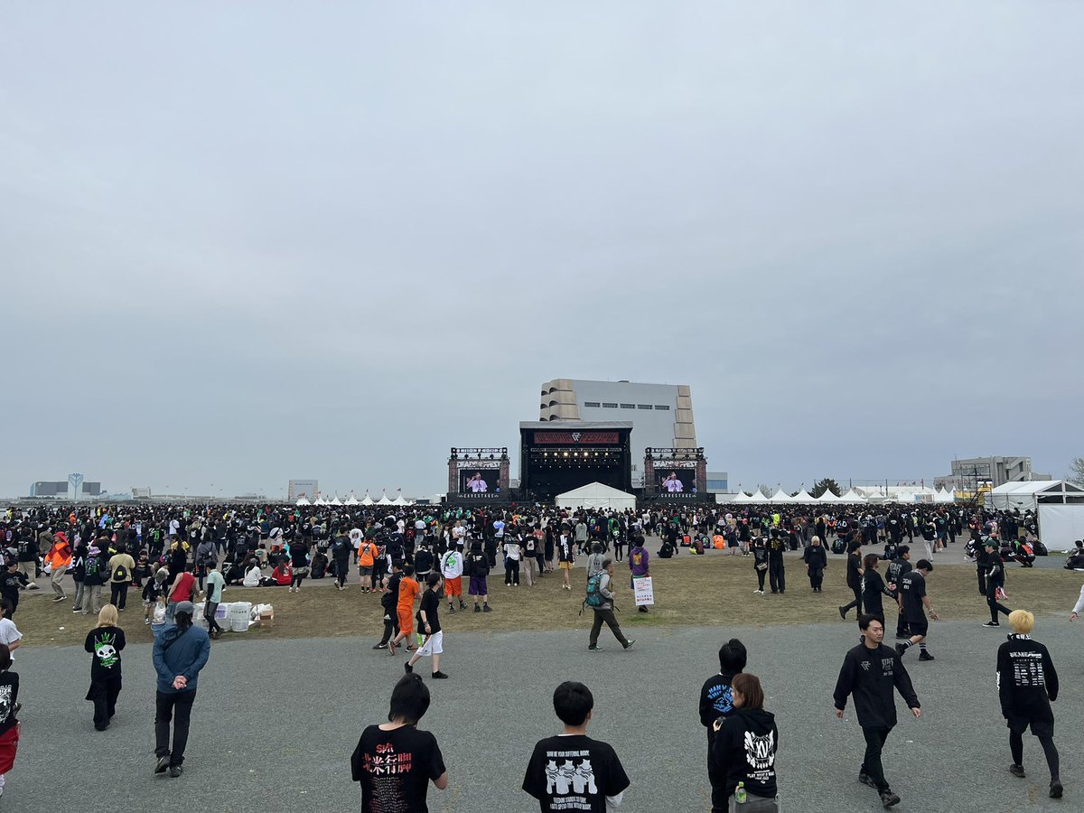 ElDesperado5's tweet photo. 心の底から楽しみ切りました

体力も振り絞りました

肩を組んでヘドバンした人

俺の肩登って転がってった人

ダイブして俺の顔面蹴っ飛ばしてった奴

お疲れ様でした

あー楽しかったー！！！

また明日から頑張れるぞ！！！

#DPF26 https://t.co/iA9IeVgO6j