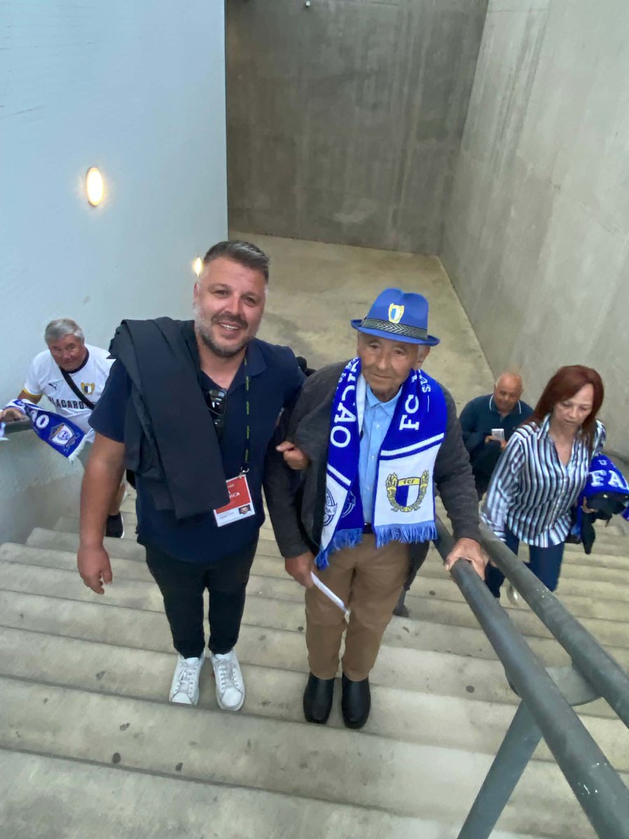145 anos nesta foto, valeu cada degrau🤍💙

A História escreve se com coragem e muita coragem🤍💙 

Sexta feira encher o Municipal.

⚪️🔵 #CapitulodeAmbicao #amordeperdicao #LigaPortugal #FCPFCF #DiadoVilaNova