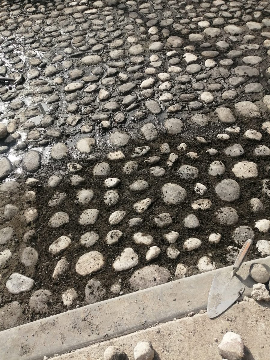 Tlacopac_Campes's tweet photo. @LopezCasarinJ. @AlcaldiaAO #SanAngel 
Nos puede explicar éste trabajo mediocre y sin supervisión que está haciendo en Av de la Paz. Para esto están pagando millones? @INAHmx @ClaraBrugadaM #zonapatrimonial lo hubiera dejado como estaba. https://t.co/DKpCBVk6sc