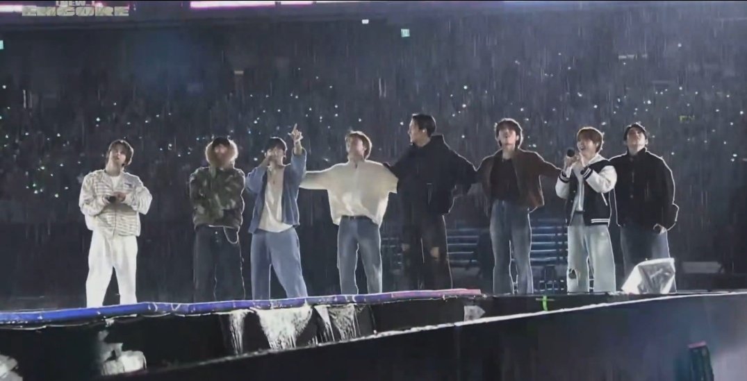 cheonsaries's tweet photo. Rain fell during their final encore—a literal April Shower blessing the moment. On Mingyu’s birth month, no less. There they are, still 13, still whole, after choosing each other all over again.

Something about that is so poetic 🌧🌸 @pledis_17

#SVT_WORLDTOUR 
#SVT_TOUR_NEW_ https://t.co/tTei3Kq0hk