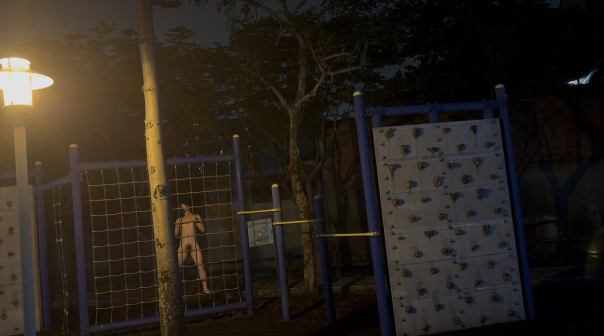 jack641300's tweet photo. 樹後面有人被困在網子上了🥵 https://t.co/4tcs7X2LVz