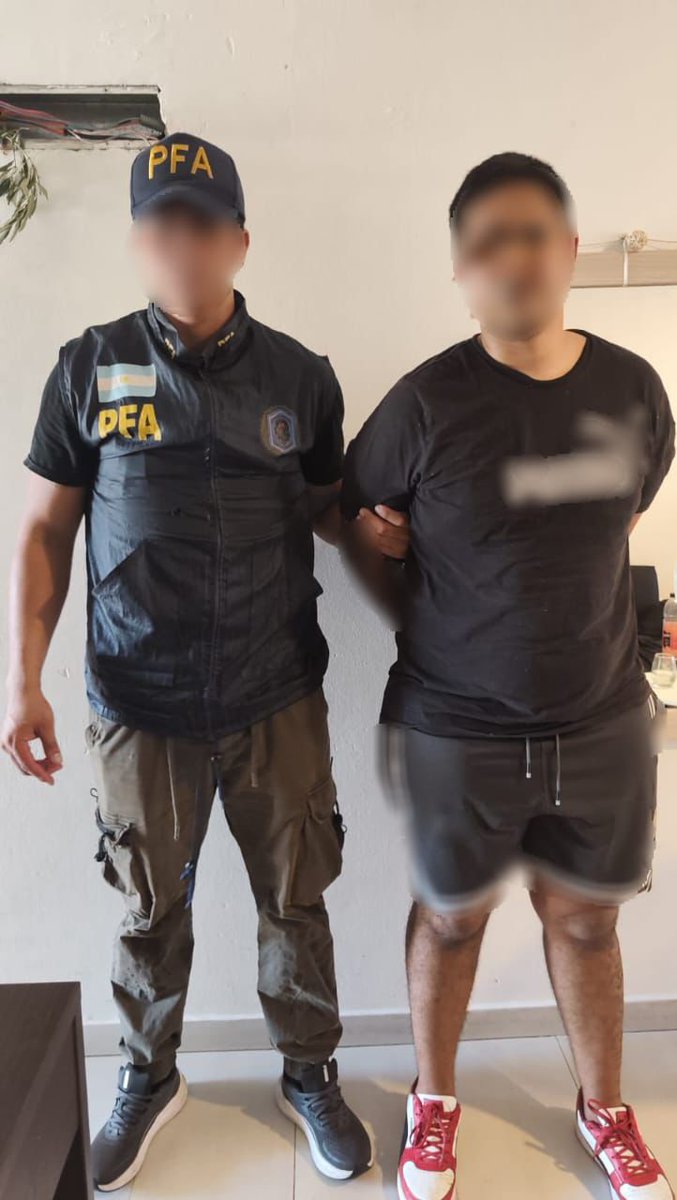 24conurbano's tweet image. #SantaFe MANEJABA UN BÚNKER DE COCAÍNA, TENÍA CAUSAS POR AMENAZA CON ARMAS DE FUEGO Y SE JACTABA DE SER PARTE DE LA MESA CHICA DEL NARCO ESTEBAN LINDOR ALVARADO: CAYÓ “KAKÁ” DE “LA BANDA DE LOS MENORES”

El Departamento Federal de Investigaciones (DFI) de la PFA detuvo en Rosario