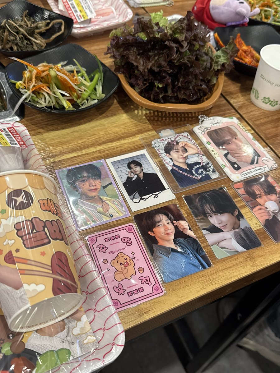duuvoo's tweet photo. 동성이 대신 갈비를 먹으러 ~ .’.’ 
진짜 맛있게 먹고 왔슴미더. 😋😋
갈비 먹으면서 동성이 직캠도 보고 행복했댜 >_<

#군침이_도는_양념_갈비
#제가선창하겠습니다_양념_갈비 https://t.co/b9cGd6cSKg