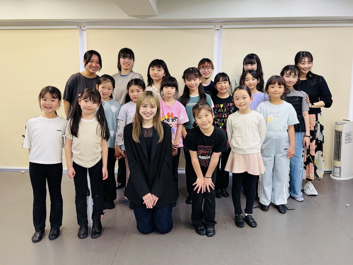 KMS_pro's tweet photo. スタジオに梨里香が遊びに来てくれました✨
3年生からスタジオに来ている梨里香🩷
小さいときのことから、最近の事までいろいろ子供たちの質問に答えてくれました✨

サインをもらった生徒たちもとってもうれしそうでした🌼
みんなの憧れの先輩です❣️

#加藤梨里香　#ミュージカル https://t.co/DmjuLLDHwU