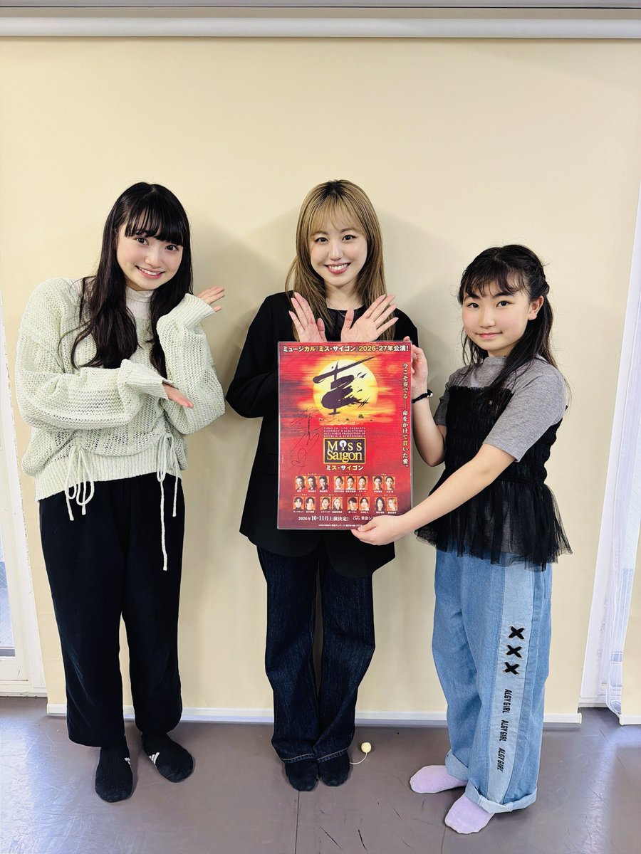 KMS_pro's tweet photo. スタジオに梨里香が遊びに来てくれました✨
3年生からスタジオに来ている梨里香🩷
小さいときのことから、最近の事までいろいろ子供たちの質問に答えてくれました✨

サインをもらった生徒たちもとってもうれしそうでした🌼
みんなの憧れの先輩です❣️

#加藤梨里香　#ミュージカル https://t.co/DmjuLLDHwU