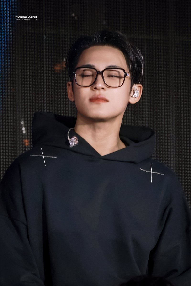 trouvailleAri0 tweet media