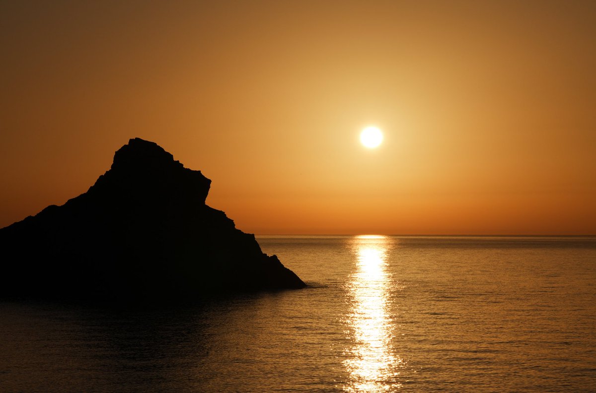 mandolinaes's tweet photo. βοΈ Sunrise Sunday
Every morning it a new beginning!
This was the last sunrise of 2022 π https://t.co/n5km9n1Glr