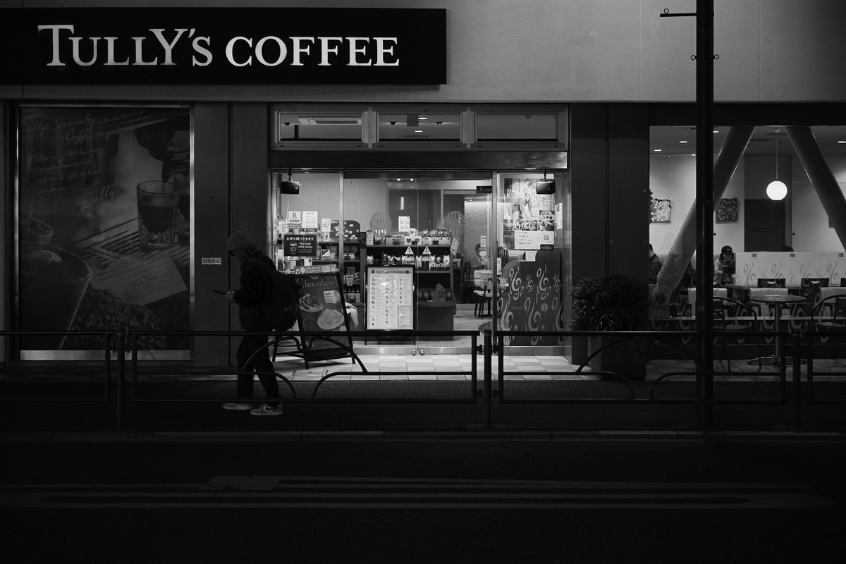 zauber2011's tweet photo. Watching. Walking. Becoming.
#StreetPhotography
#UrbanIsolation
#LightAndShadow
#CityLife
#MonochromeMood https://t.co/L5NNWeTx8V