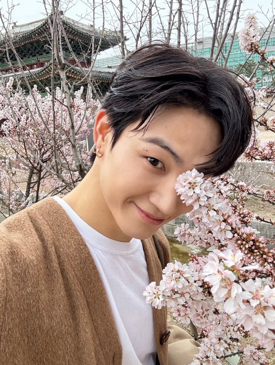 GOT7isOT7's tweet photo. omg??! jaebeomie cut his hairrr https://t.co/xYNPeKOaAP