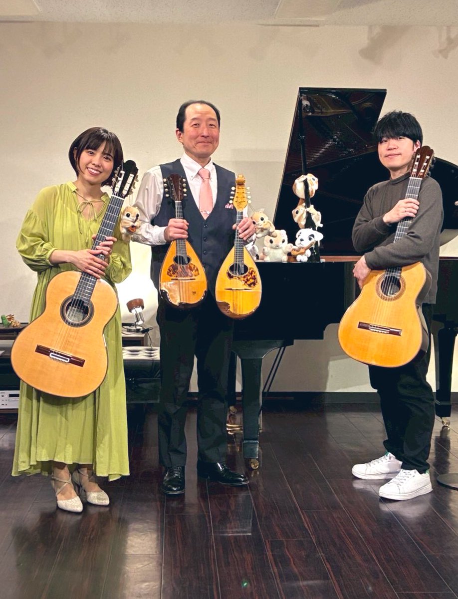 昨日はマンドリンサロンコンサートでした！
今回はサプライズゲストとして岡本和也さんがアンコールで登場！！
3人でアルハンブラの想い出を弾きました♪

来週はモモンガで「瀬戸内撥弦楽器フェスティバル」に出演予定です🙌