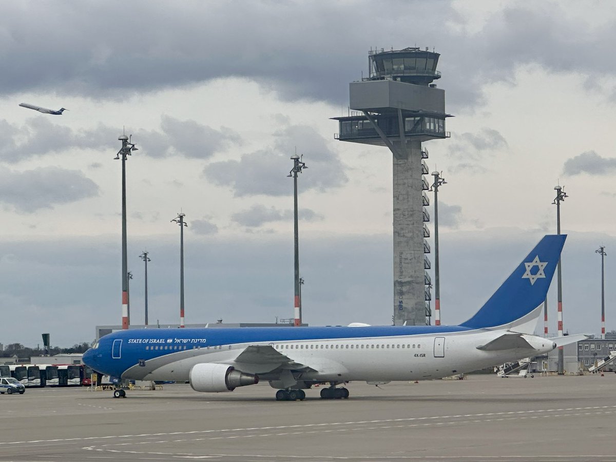 TodaysFlight's tweet photo. From sunny #MUC to the grey and gloomy temporary home of a special visitor. Quick 50 minutes right behind the curtain.
What an amazing weekend trip to Toulouse it has been with 4 out of 4 #Airbus flights to their birthplace. #avgeek
#BER #LH1926 #A321 #B763 #wingsofzion https://t.co/J8VfoOmYHv