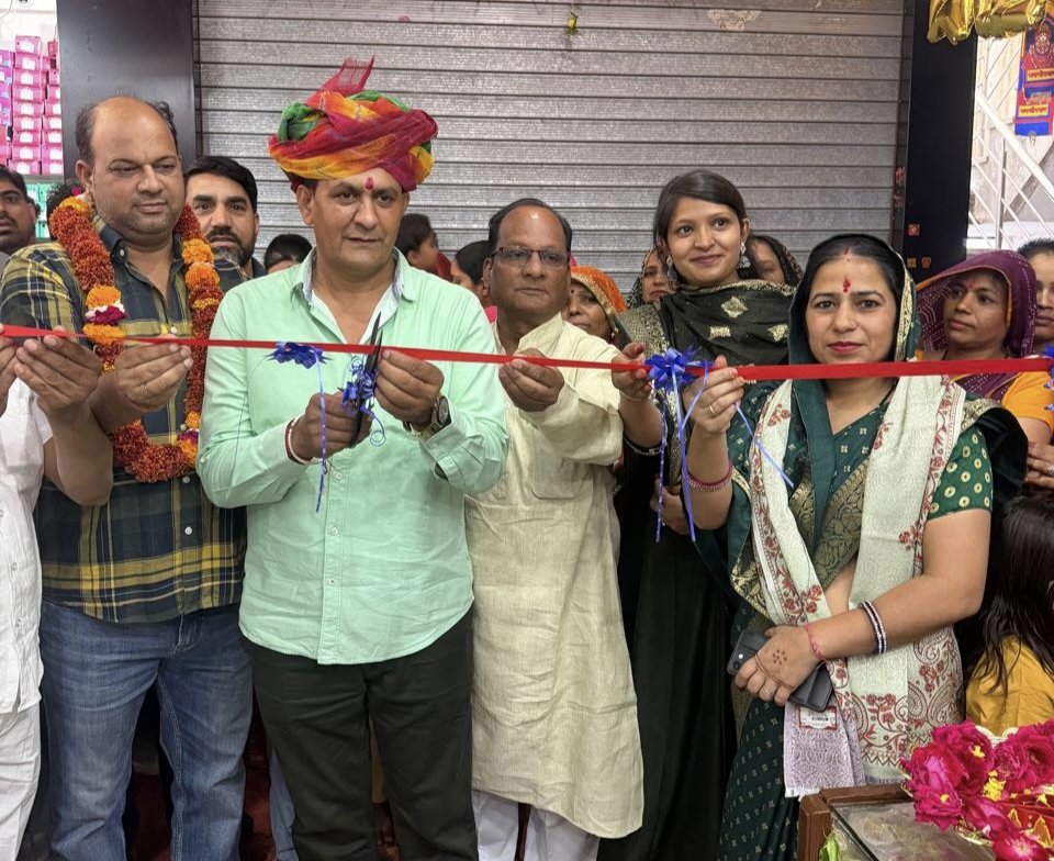 ramlalsharmabjp's tweet image. 📍 चौमूं 

चौमूं स्थित नया बाजार में "वेदिका फैंसी स्टोर" का फीता काटकर शुभारंभ किया। अपने इस नवीन प्रतिष्ठान के लिए अलका कुमावत जी को बहुत-बहुत बधाई और शुभकामनाएं। 

मैं आराध्य श्री वीर हनुमान जी से आपके और आपके प्रतिष्ठान के उज्जवल भविष्य की कामना करता हूं।

#Congratulations
