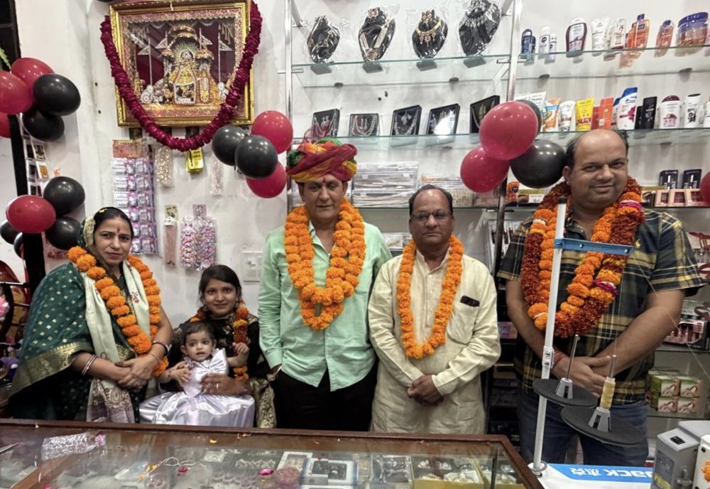 ramlalsharmabjp's tweet image. 📍 चौमूं 

चौमूं स्थित नया बाजार में "वेदिका फैंसी स्टोर" का फीता काटकर शुभारंभ किया। अपने इस नवीन प्रतिष्ठान के लिए अलका कुमावत जी को बहुत-बहुत बधाई और शुभकामनाएं। 

मैं आराध्य श्री वीर हनुमान जी से आपके और आपके प्रतिष्ठान के उज्जवल भविष्य की कामना करता हूं।

#Congratulations