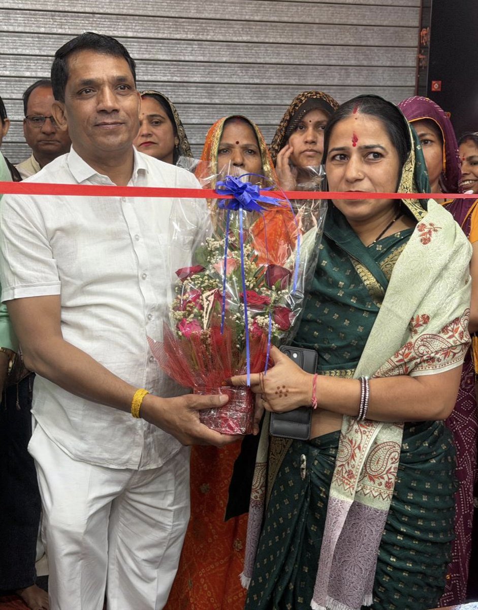 ramlalsharmabjp's tweet image. 📍 चौमूं 

चौमूं स्थित नया बाजार में "वेदिका फैंसी स्टोर" का फीता काटकर शुभारंभ किया। अपने इस नवीन प्रतिष्ठान के लिए अलका कुमावत जी को बहुत-बहुत बधाई और शुभकामनाएं। 

मैं आराध्य श्री वीर हनुमान जी से आपके और आपके प्रतिष्ठान के उज्जवल भविष्य की कामना करता हूं।

#Congratulations