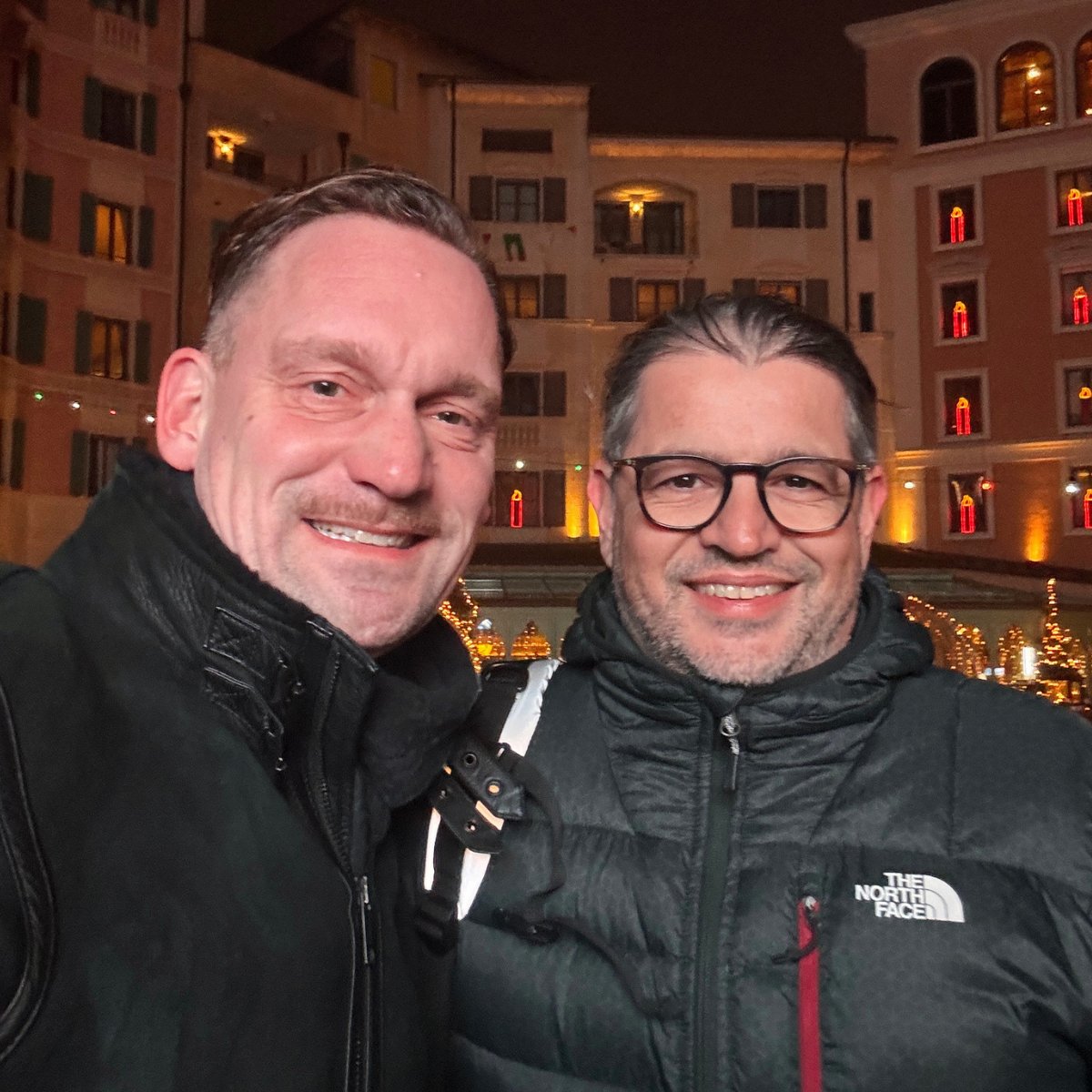 C_Peterka's tweet photo. ✨ Gute Begegnungen entstehen selten geplant.

Mit Christoph Siegel war das genau so ein Moment.

Kennengelernt haben wir uns beim VEGA Trend Event 2026 im Europapark Rust, bei dem ich als Moderator im Einsatz war.

600 Teilnehmer:innen aus aller Welt, starke Inhalte und vor allem: Menschen, bei denen sofort klar ist, dass die Chemie stimmt.

Was uns verbindet: Teamsport-Denken, Ur-Vertrauen in Zusammenarbeit – und die Fähigkeit, auch unter Dynamik und Unsicherheit sauber zu improvisieren.

Und vielleicht noch wichtiger:

Eine gemeinsame Haltung zur Innovation.
Nicht als Selbstzweck, sondern als Mittel, um Werte zu erhalten und die Zukunft aktiv zu gestalten.

Christoph war gemeinsam mit Markus Kniesel Gastgeber dieses beeindruckenden Formats – mit viel Gespür für Qualität, Energie und Struktur.

Wir haben direkt vereinbart, unsere Gespräche zu Technologie- und Innovationstrends fortzusetzen.

Fortsetzung folgt.

#Partnerschaft #Innovation #Technologie
