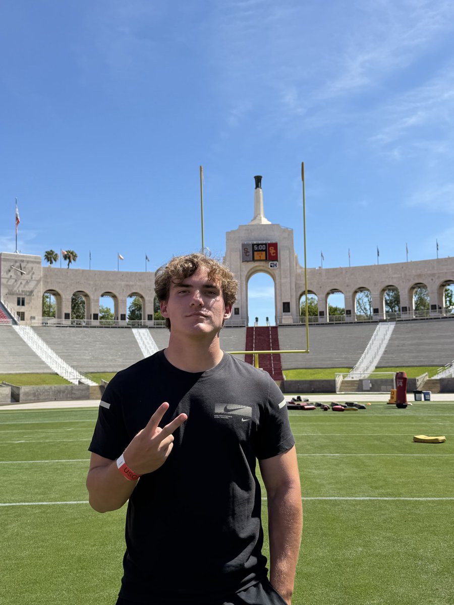 Sebwatty's tweet photo. Thankful for a great day @uscfb Got to spend some time with a few of my teammates from @SMCHS_Football @Motekatoanga and @JaydenCrowder_ Appreciate the opportunity to see the program up close and personal and am looking forward to visiting again soon with @CoachEkeler ✌🏼✌🏼✌🏼 https://t.co/ZB4yAyclSz