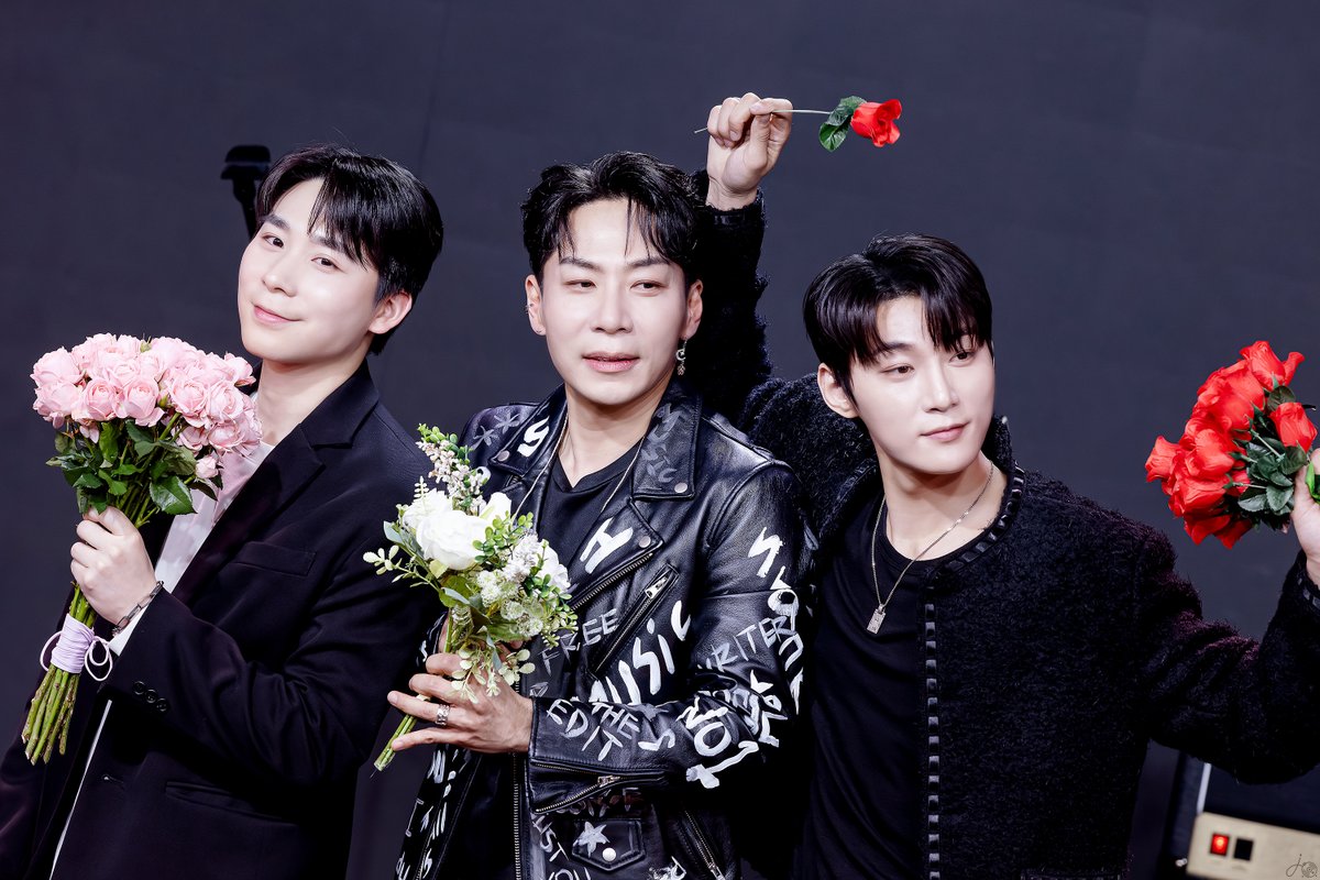 J__record's tweet photo. 260404 SHank you for the music 포토타임

💐 이준우 ・ 이승현 ・ 반정모 💐

#이준우 #이승현 #반정모 https://t.co/mMooiZVPT8