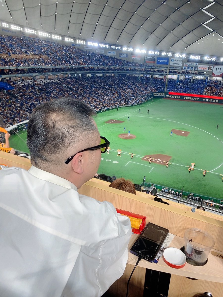 zero1bushido's tweet photo. いつも仲良くして頂いてる先輩と
一緒に巨人戦を観戦⚾️
最後は見事な逆転勝利！！ 
会場の一体感とあの盛り上がり
最高でした！
本当に楽しい時間✨ 
やはり生の野球観戦はいい！
#ポケモン 30周年のコラボもあり
めっちゃ楽しみました！
感謝！
#巨人 #ジャイアンツ #歌踊朗読一座漣
#ピカチュウ https://t.co/vNOxS6NpiT