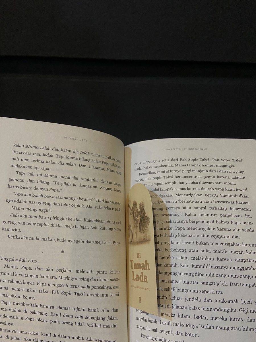 ｡𖦹°‧⭑.ᐟ Currently Reading:

📚 Di Tanah Lada
🖊️ Ziggy Zezsyazeoviennazabrizkie
🖇️ 289 Hal 

Yeay, happy reading! 🍀