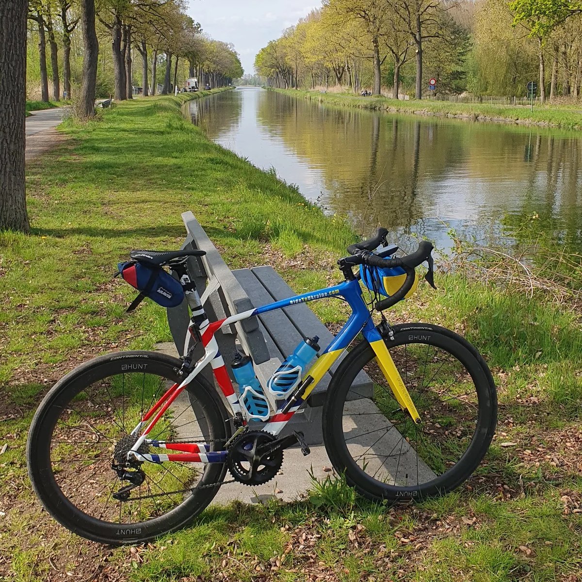 tomhashemi's tweet photo. @StolenRide 

This bike was stolen from my bike shed last night in Crystal Palace, London. It's a custom painted Giant Defy w/ Shimano 105 groupset, Hunt 50s (rim) and Conti GP5000s.

It's one of a kind - paint job was because I rode it London-Ukraine to raise funds for charity. https://t.co/me5rXBjYLA