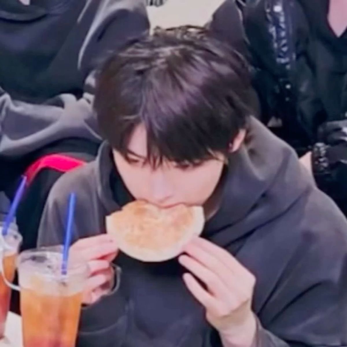 ᴊ ᴜ ɪ tweet media