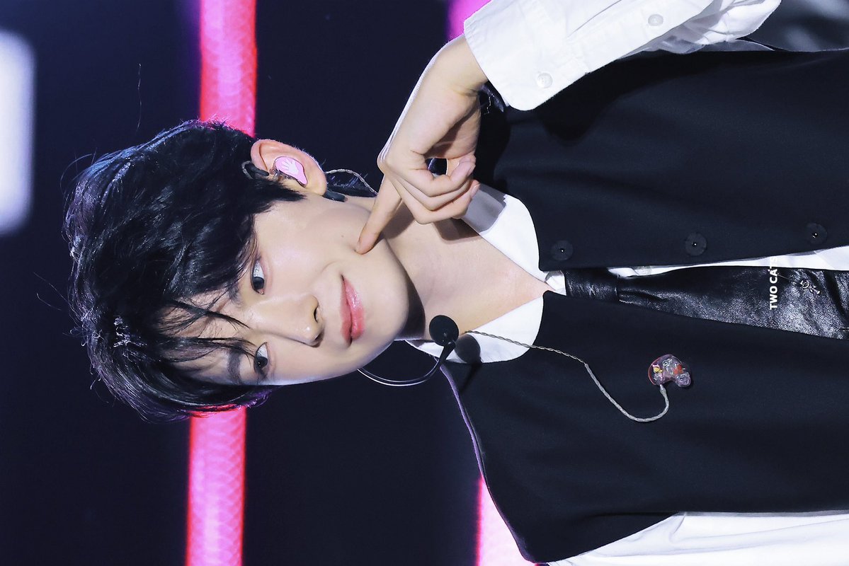 𝑻𝑾𝑶 𝑪𝑨𝑻𝑺 tweet media