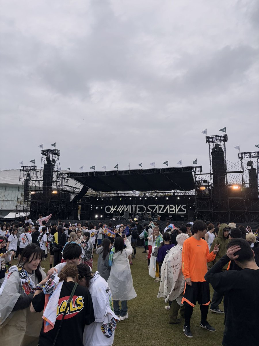 yumaa_12's tweet photo. あまりにも濃い2日間やった、、
フォーリミフリラはセトリがばけもんすぎた。。in outとバッタ、nemが聴けて大満足！デッポは一発目のコルレからフロア最高でした、！みんな愛持って助け合ってダイブモッシュしてた。来年も行きたいなあ🥹 https://t.co/9N0kcubxO6
