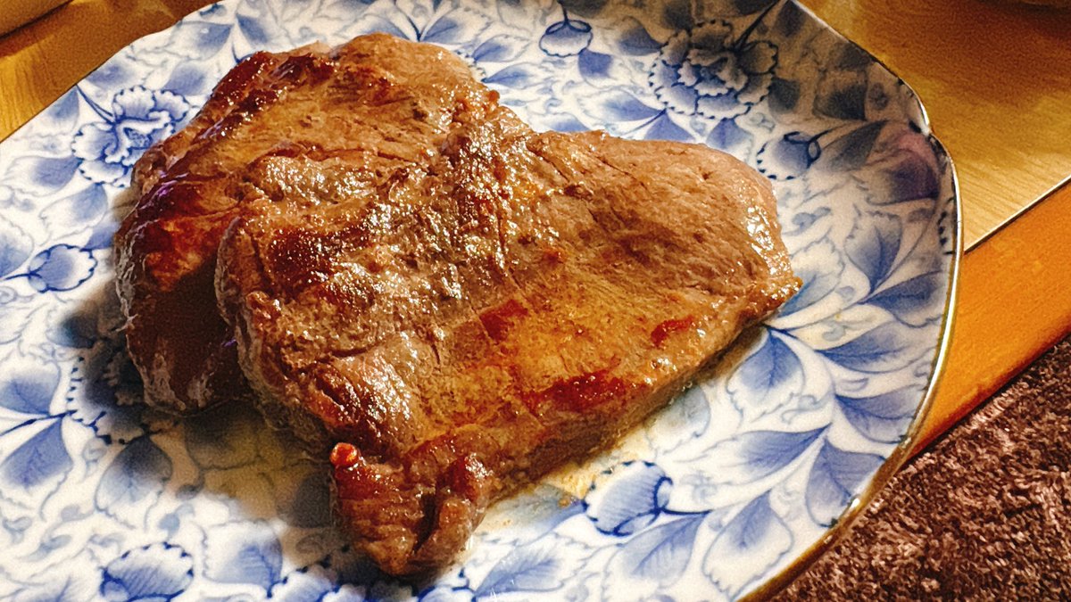 cantee8863's tweet photo. 誕生日のプレゼントに、とある大物有名配信者さんから牛タンが届きました🎁

センス良すぎなのと美味すぎて感動。。
あと3切れ。大事に食べよう🐄

あざます！！ https://t.co/Joaa7rPzWI