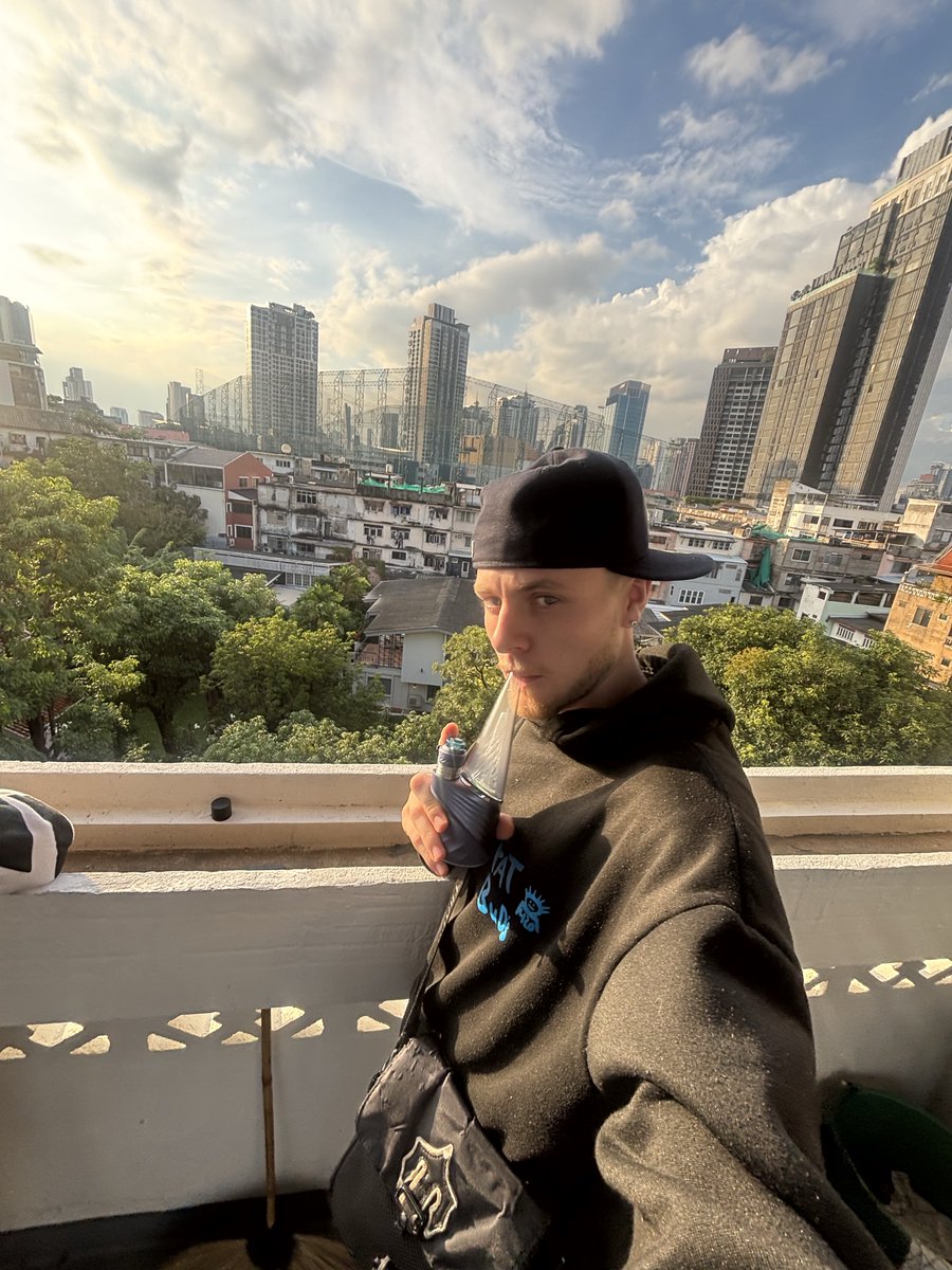 SirZoot420's tweet photo. taking a dab in Bangkok https://t.co/nzdTimgr9g