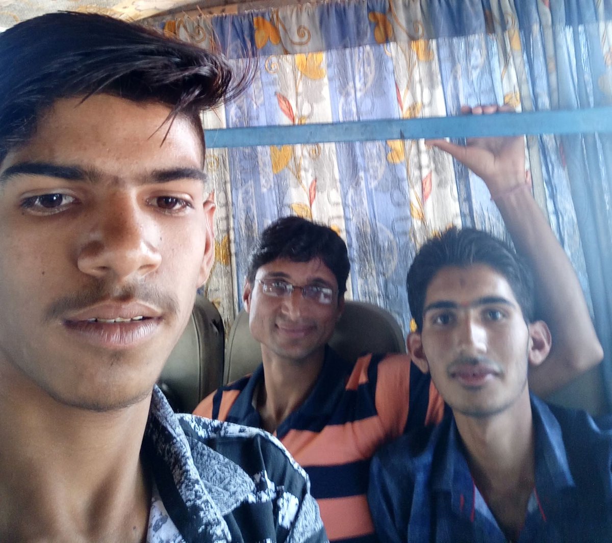 मोहब्बतों में दिखावे की दोस्ती न मिला अगर गले नहीं मिलता तो हाथ भी न मिला