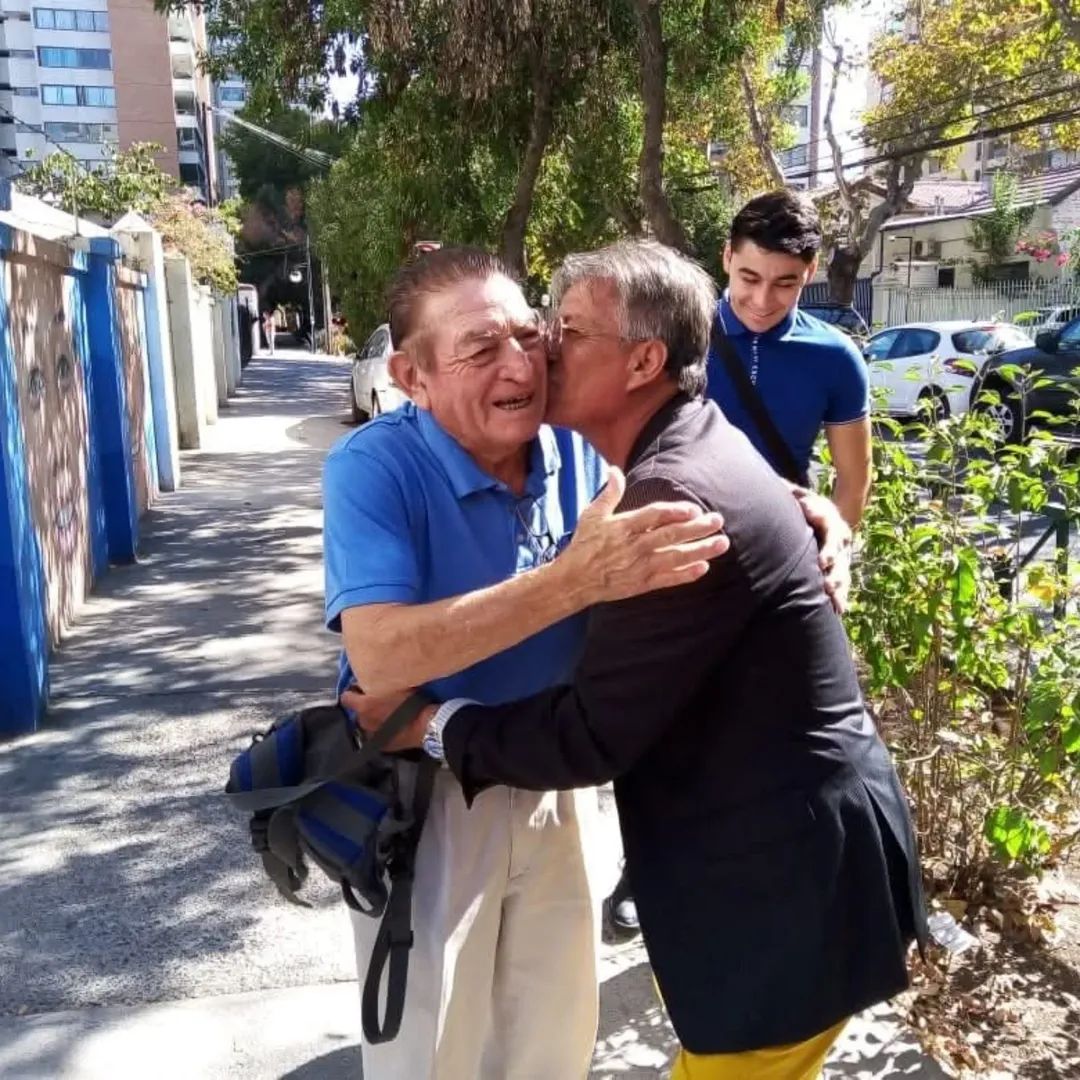 Qué hermosa foto. Es probable que ya hayan armado un campeonato en el más allá, con el loro de público (Carolina Subiabre / Facebook).