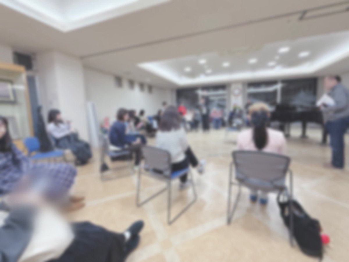 本日も練習お疲れ様でした！

新たな団員を迎えつつ、本日も大文字ｼﾞｮｲﾝﾄの単独ステージの曲と合同ステージの曲のアンサンブルをしました🎶

ただ拍を数えるのではなく、他パートやピアノとの縦の繋がりを意識すると歌いやすかったです🗣️

春からも元気に頑張って行きましょう‼️🌷