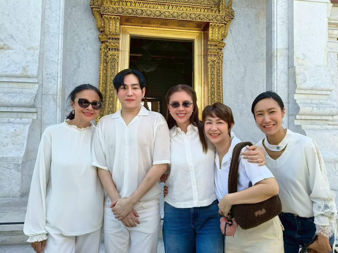 modlovepalit's tweet photo. น่าร๊ากกก 😍❤️ เมื่อคืนหนูฝันเห็นเฮียด้วยนะ ได้กอดเฮียได้คุยกับเฮียด้วย ตื่นมาก็เห็นเฮียไปทำบุญ @peckpalit 
#เป๊กผลิตโชค #PeckPalitChoke
Cr. joy_tskirt https://t.co/VfQlLNkD72