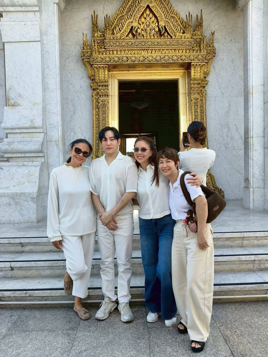 modlovepalit's tweet photo. น่าร๊ากกก 😍❤️ เมื่อคืนหนูฝันเห็นเฮียด้วยนะ ได้กอดเฮียได้คุยกับเฮียด้วย ตื่นมาก็เห็นเฮียไปทำบุญ @peckpalit 
#เป๊กผลิตโชค #PeckPalitChoke
Cr. joy_tskirt https://t.co/VfQlLNkD72