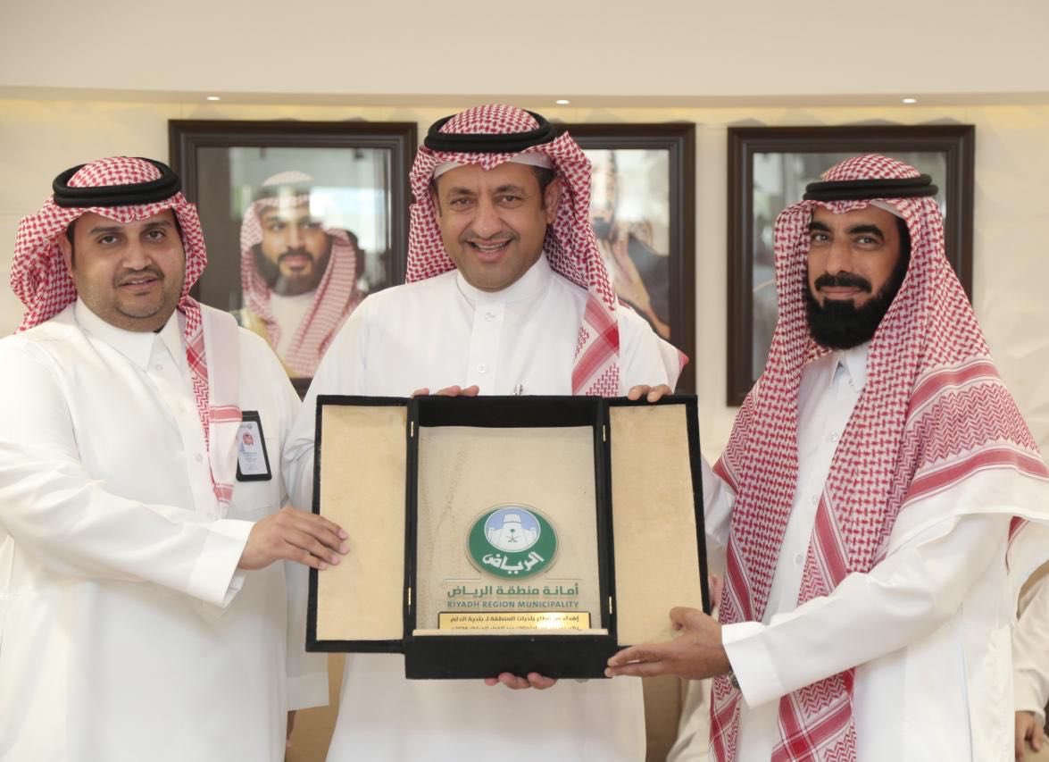 Dsa1333's tweet photo. رئيس قطاع بلديات منطقة #الرياض المهندس خالد الزيد يكرم رئيس #بلدية_الدلم وذلك لتميز البلدية بمبادرات وفعاليات الربع الأول لعام 2026م.

#أمانة_منطقة_الرياض https://t.co/gVgk82bKmt