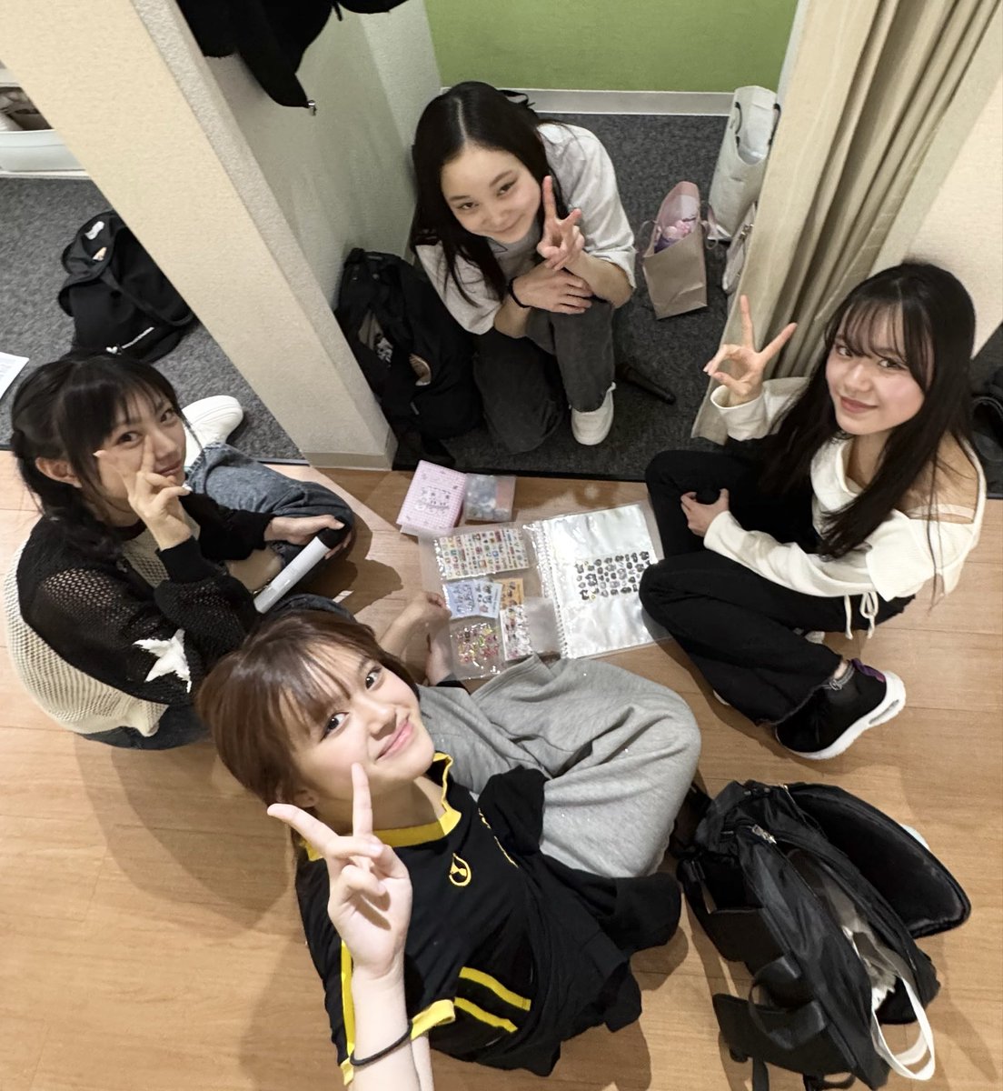 uraurara2014's tweet image. 足痛いけど頑張れたレッスン！
新曲難しいけど皆んなで考えたから後は音程しっかりしなきゃ💦皆んなで考えた内容は教えれないけど凄く笑って勉強になって楽しかったよ🎤♬
2枚目は、ほんの少しの休憩🧸⸝⋆*
#topmodelschool札幌 
#DESUPERIOR
#Lesson