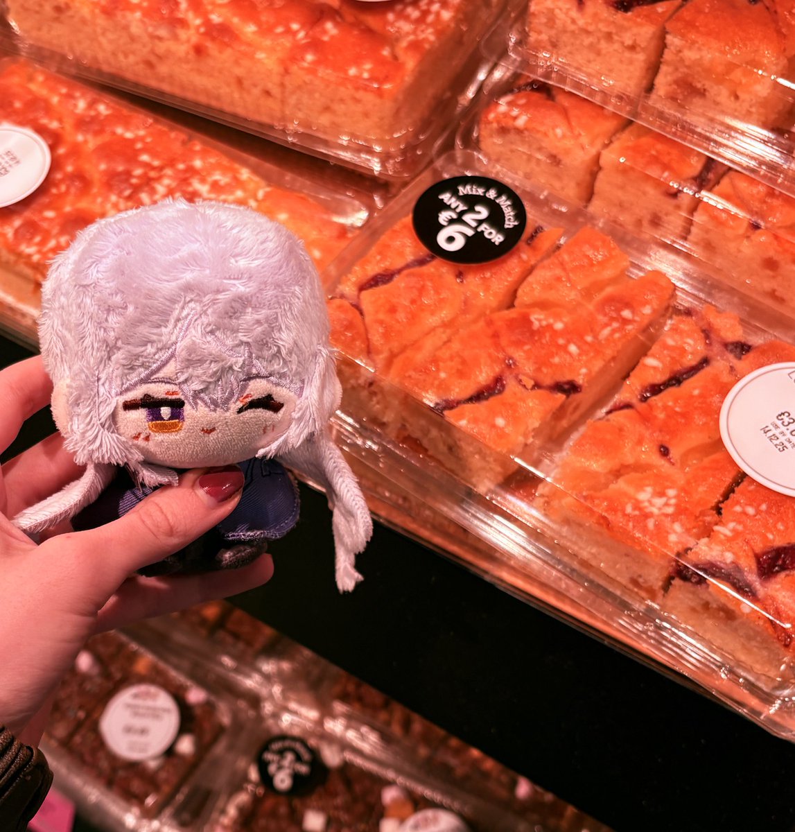 swanfuzz's tweet photo. Yummy treats..can Swannie have some?🧁 https://t.co/52OyuxwfBh