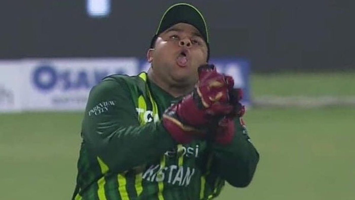 ImSiiidd's tweet photo. @Amjadcricz @DaleSteyn62 Raw Talent 😱😱

Jab ball catch karne se pahele hi balls crash ho jaate hain. 🤣 https://t.co/QZSgTMUOtj