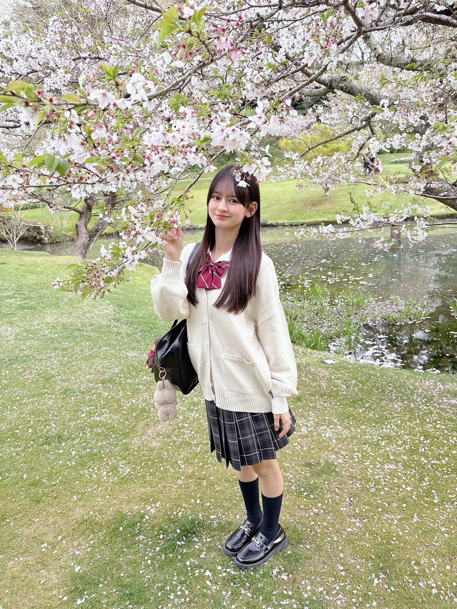 美少女と満開の桜が美しすぎる🥰