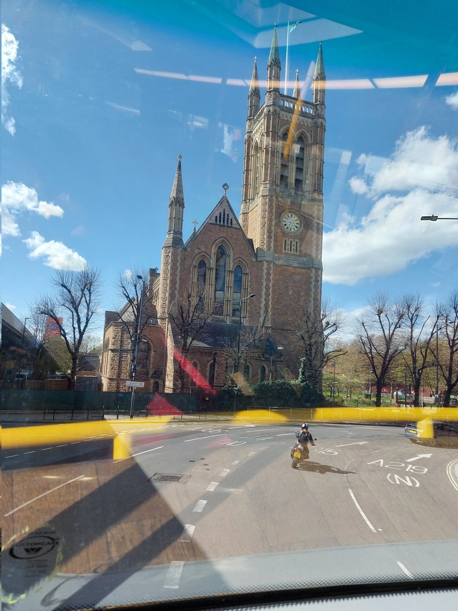 ryurryuxu's tweet photo. イギリスのヒースロー空港着いて3時間でキャッシュカード紛失して一気にピンチになってから4,5日耐えてるんだが。 https://t.co/Th2bXlTXun
