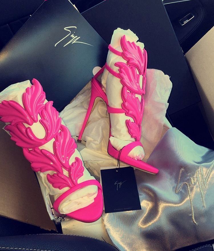 ‎أسماء tweet media