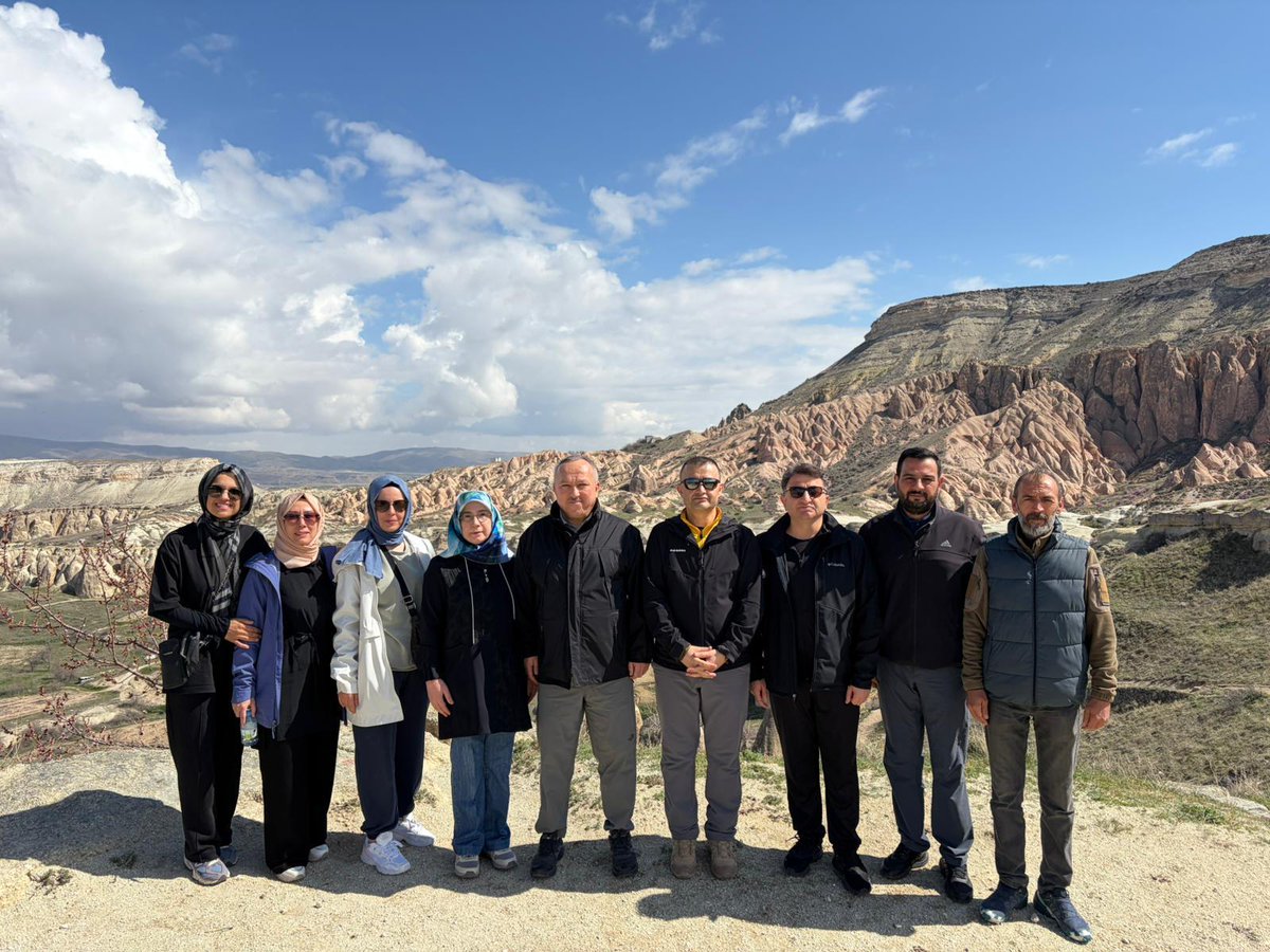 ValiFidan's tweet photo. Bugün eşim Fatma Fidan ile birlikte, Kızılçukur Seyir Tepesi’nden başlayarak vadi etekleri boyunca Çavuşin köyüne uzanan vadi yürüyüşü gerçekleştirdik.

İl Özel İdaresi Genel Sekreteri ve Vali Yardımcımız Hüseyin Çam, Avanos Kaymakamımız Osman Bilici, İl Genel Meclis Başkanımız Serkan Naci Feralan ve kıymetli eşlerinin de katılım sağladığı yürüyüşün ardından Çavuşin köyü muhtarımız Ali Burak Kılınç ile birlikte köyde faaliyet gösteren esnaflarımızı ziyaret ettik.

Her mevsim ayrı bir güzelliğe sahip olan Kapadokya’mız; doğayla iç içe vakit geçirmek ve sağlıklı yaşam alışkanlıklarını güçlendirmek isteyen tüm vatandaşlarımız için önemli bir potansiyel sunmaktadır.

Bu vesileyle tüm vatandaşlarımızı Kapadokya’nın eşsiz doğasında yürüyüş yapmaya, sağlıklı yaşamı benimsemeye ve bu benzersiz güzellikleri yerinde keşfetmeye davet ediyorum.
