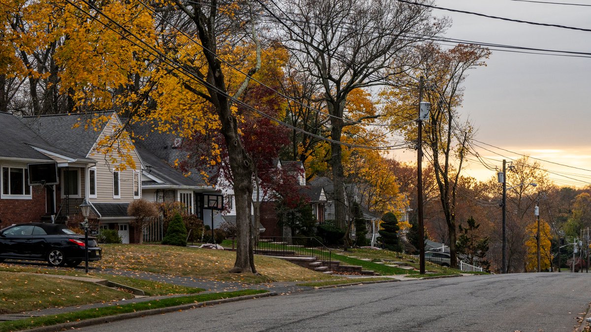 EdKalpagian's tweet photo. A recent report from PropertyShark found that home prices grew by 86% in the suburbs over the last decade, with 98 communities exceeding $1 million.
https://t.co/IaYi3gOfaz https://t.co/JPW6v1c0Na