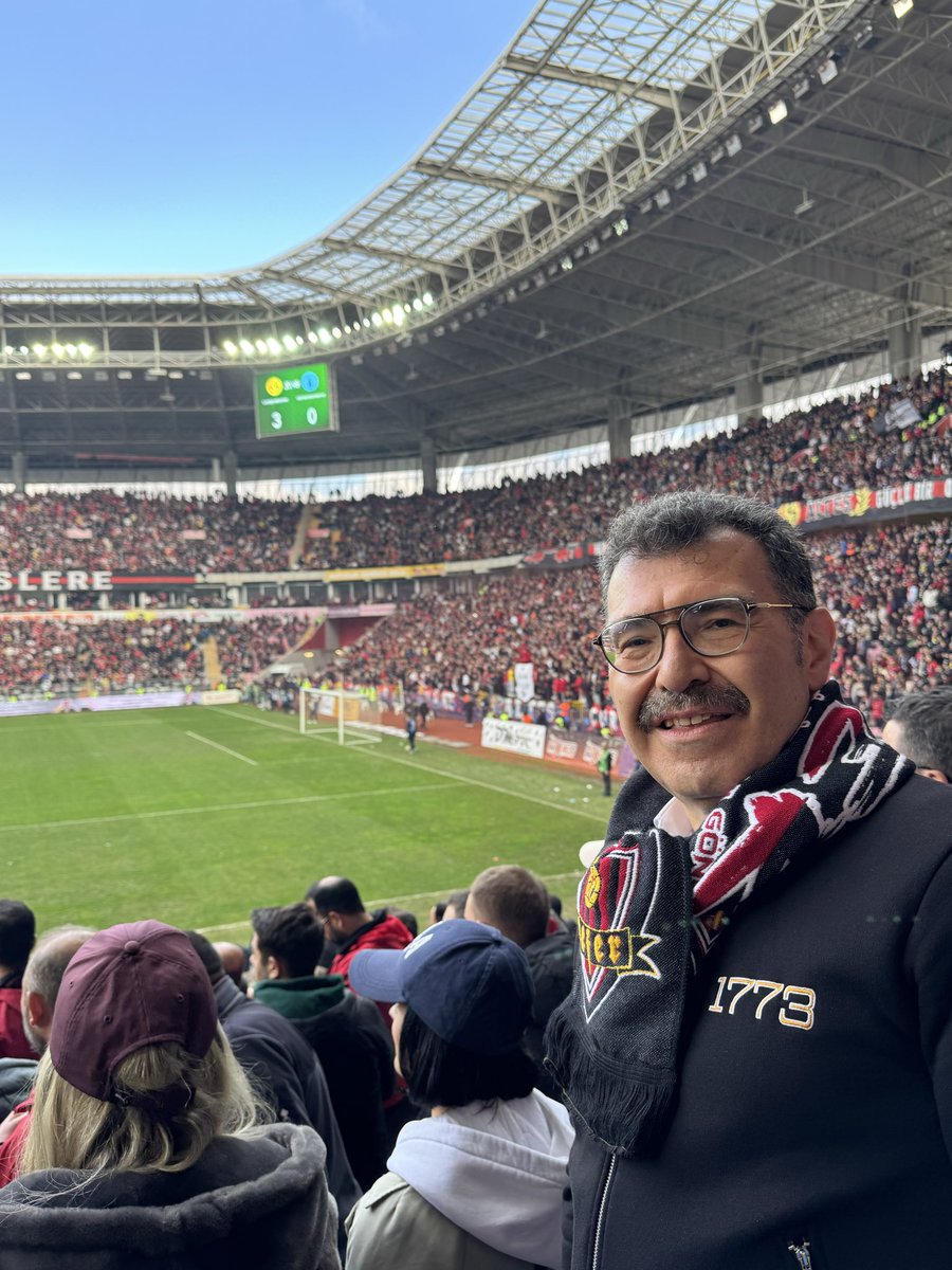 ProfHasanMandal's tweet photo. Memleketim Eskişehir’de, Eskişehirspor – Kütahyaspor karşılaşmasını tribünden takip etmenin mutluluğunu yaşıyorum.

Dakika 5’te gelen ilk golle başlayan coşku, devamında gelen iki golle birlikte stadyumu tek yürek haline getirdi; 

Es Es bu şehrin kalbinde atan, yıllar geçse de eksilmeyen bir duygu. 🖤 ❤️ ⚽