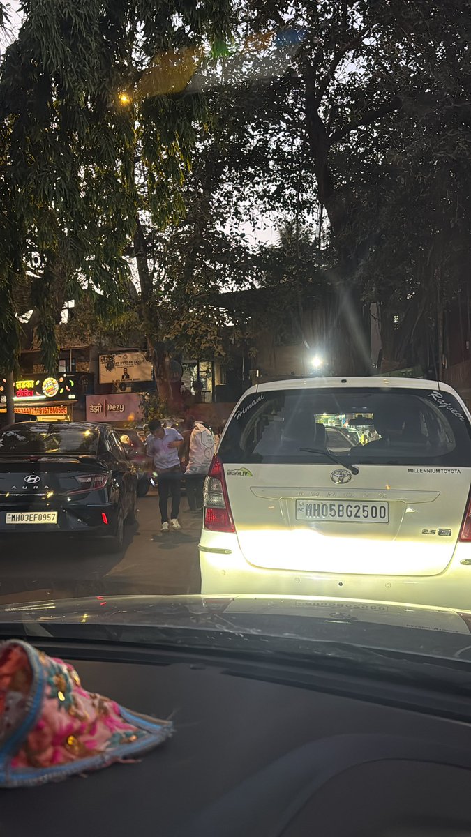 jayymishraa's tweet photo. Full traffic zone till Juhu beach Novotel hotel side entry no help from @MTPHereToHelp , cars are allowed to park on the both sides 
Location Novotel hotel , Juhu , 400049.
Resident have to face the traffic!!

@btalkies13 @MTPHereToHelp @Juhu_PS https://t.co/xiudjnOMst