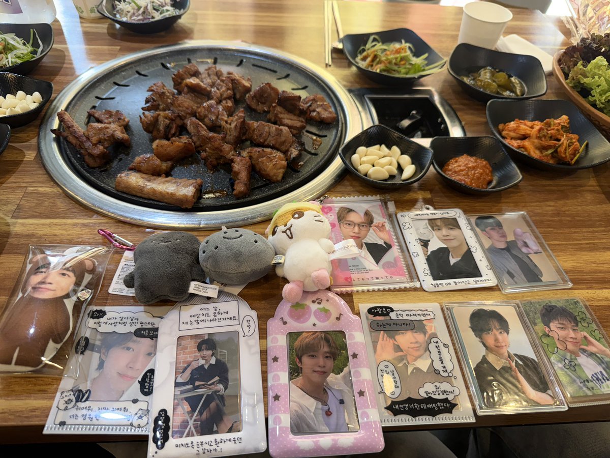 nang__mandoo's tweet photo. 안경콤유발콤명창미남안정형베이시스트 덕분에 맛있는 갈비 먹었어요 ♡
고기도 맛있고 특전도 맛있고 곳곳에 디피된 동성이 얼굴도 일품이라 더더 맛있었어요 !! 동성이와 짱동프들 덕분에 맛집 알아갑니다~.~
동성이 갈비 많두많두 먹어〰️〰️🫰🏻
#군침이_도는_양념_갈비
#제가선창하겠습니다_양념_갈비 https://t.co/PS51EOVK7z