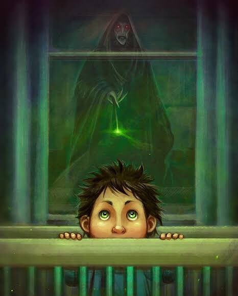 Potter_Files's tweet photo. Porque Harry Potter sobreviveu ao Avada Kedavra quando nenê?

Existem muitos pontos que se alinham naquela noite em Godric's Hollow para que o ainda nenê, Harry Potter, sobrevivesse à maldição da morte e destruísse o corpo de Voldemort.

​Primeiro de tudo, por que Voldemort queria matar o menino Potter?

​Voldemort queria matar Potter por causa de uma profecia que dizia que um menino, nascido dos que o desafiaram três vezes, nascido ao terminar do sétimo mês, teria o poder de derrotar o Lorde das Trevas, e o Lorde das Trevas o marcará como seu igual, mas ele terá um poder que o Lorde das Trevas desconhece e um dos dois deverá morrer na mão do outro, pois nenhum poderá viver enquanto o outro sobreviver.

Voldemort não ouvira a profecia inteira, na verdade, seu servo, Severo Snape, foi quem fora ao Cabeça de Javali e ouvira a profecia, mas ele é expulso do local sem ouvi-la por inteiro.

​Ao transmitir a informação para seu mestre, Lorde Voldemort, Snape diz que a profecia era: "Aquele com o poder de derrotar o Lorde das Trevas se aproxima... nascido dos que o desafiaram três vezes, nascido ao fim do sétimo mês..."

​Com isso, sem saber do resto da profecia, que dizia que ele próprio o marcaria como seu igual, Voldemort destaca duas crianças como possíveis atores da profecia: Harry Potter e Neville Longbottom. Ambos se encaixavam na descrição, mas apenas um se encaixava na segunda parte, pois Voldemort decide ir atrás de Harry Potter, e então sela a profecia e o seu próprio destino.

​Mas por que, por que Voldemort selava seu destino indo a Godric's Hollow? 
E se ele fosse atrás de Neville, logo, Neville seria o garoto da profecia?

​Não, Neville jamais seria o garoto relatado pela profecia. E isso é extremamente importante de entender: Neville não seria o garoto relatado pela profecia por causa de Severo Snape.

​Snape é informado que seu mestre irá à casa dos Potter e irá assassinar todos para matar o garoto. Ao saber disso, ele relata a Voldemort que amava Lillian e que não havia necessidade de assassinar ela, ele pediu para que Voldemort a poupasse e, pela lealdade de Snape, Voldemort acatou.

​Este ponto é extremamente importante e faz de Harry, e apenas Harry, o menino citado pela profecia. Se Voldemort, por algum motivo, visse no menino Longbottom um perigo maior e fosse até a casa de Neville, ele não selaria a profecia, ele estaria a salvo.

​Você deve se perguntar: por que isso? Onde isso afeta a profecia?

​Bom, ao chegar na casa dos Potter, Voldemort mata Tiago sem dó, sem chances dadas a ele. Ao se dirigir ao quarto onde estavam Lillian e Harry, ele se depara com a mãe do garoto na frente do berço da criança. Diferente de Tiago, Voldemort diz a Lillian que ela não precisava morrer:

​"Lílian largou o filho no berço às suas costas e abriu bem os braços, como se isso pudesse adiantar, como se ocultando-o esperasse ser escolhida como alvo...
— O Harry não, o Harry não, por favor, o Harry não!
— Afaste-se, sua tola... afaste-se, agora...
— Harry não, por favor, não, me leve, me mate no lugar dele...
— Este é o meu último aviso...
— Harry não! Por favor... tenha piedade... tenha piedade... Harry não! Harry não! Por favor... farei qualquer coisa...
— Afaste-se... afaste-se, garota...
Ele poderia tê-la afastado do berço à força, mas lhe pareceu mais prudente liquidar todos...
O clarão verde lampejou pelo quarto e ela tombou como o marido."

​Voldemort tentou poupar Lillian, mas Lillian, por amor ao filho, se entrega e se põe à frente de Harry.

Lillian podia escolher e isso é importante.

Não há dúvidas que a mãe de Neville faria o mesmo, mas Voldemort não teria motivo algum para dar a ela oportunidade de viver. Já no caso de Lillian, ele dá a ela essa oportunidade pelo pedido de Snape.

​Ali Lorde Voldemort foi sentenciado pela profecia, pois ele acabará de marcar Harry Potter como seu igual e fez Lillian dar a Harry um poder que ele desconhece: a proteção do Amor.