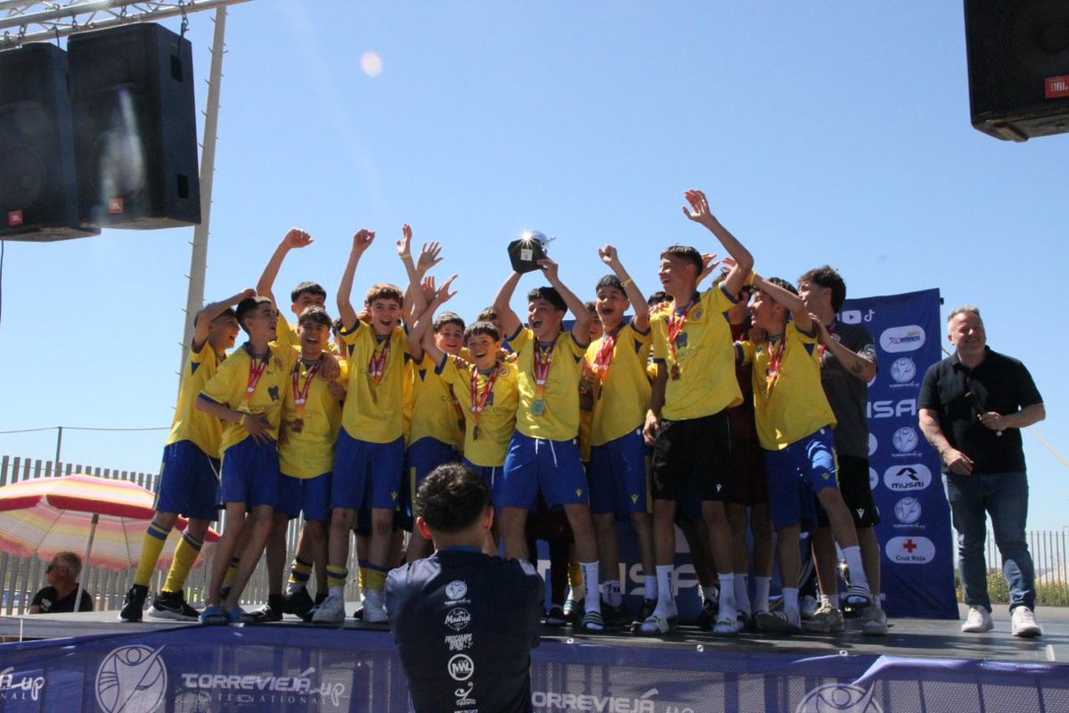 CDCiudadePinto's tweet photo. Y para redondear, en la categoria infantil, la final fue una fiesta amarilla en la @TorreviejaCup

El Infantil A de @Marcos_QM11 se proclama campeón en una final espectacular contra un Infantil B de @Badre434 que ha hecho un torneo brillante.

¡Enhorabuena a los dos equipos!💪👏 https://t.co/qZovxVgwgl