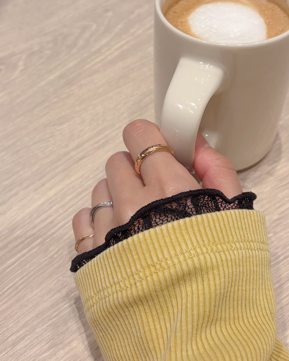 kazuko38emo's tweet photo. まりかさんに、結婚指輪とジュエリーの合わせ方を教えてもらってから…
なんだか手元が気になるようになった💍

週末は家族でお出かけ。
桜、ぎりぎり楽しめてよかった🌸 https://t.co/y8V4U1jg09